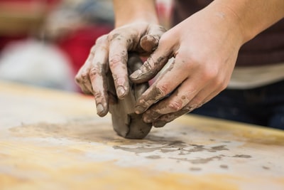 陶工的一只沾满泥土的手，从事陶器或铸模的工艺工作